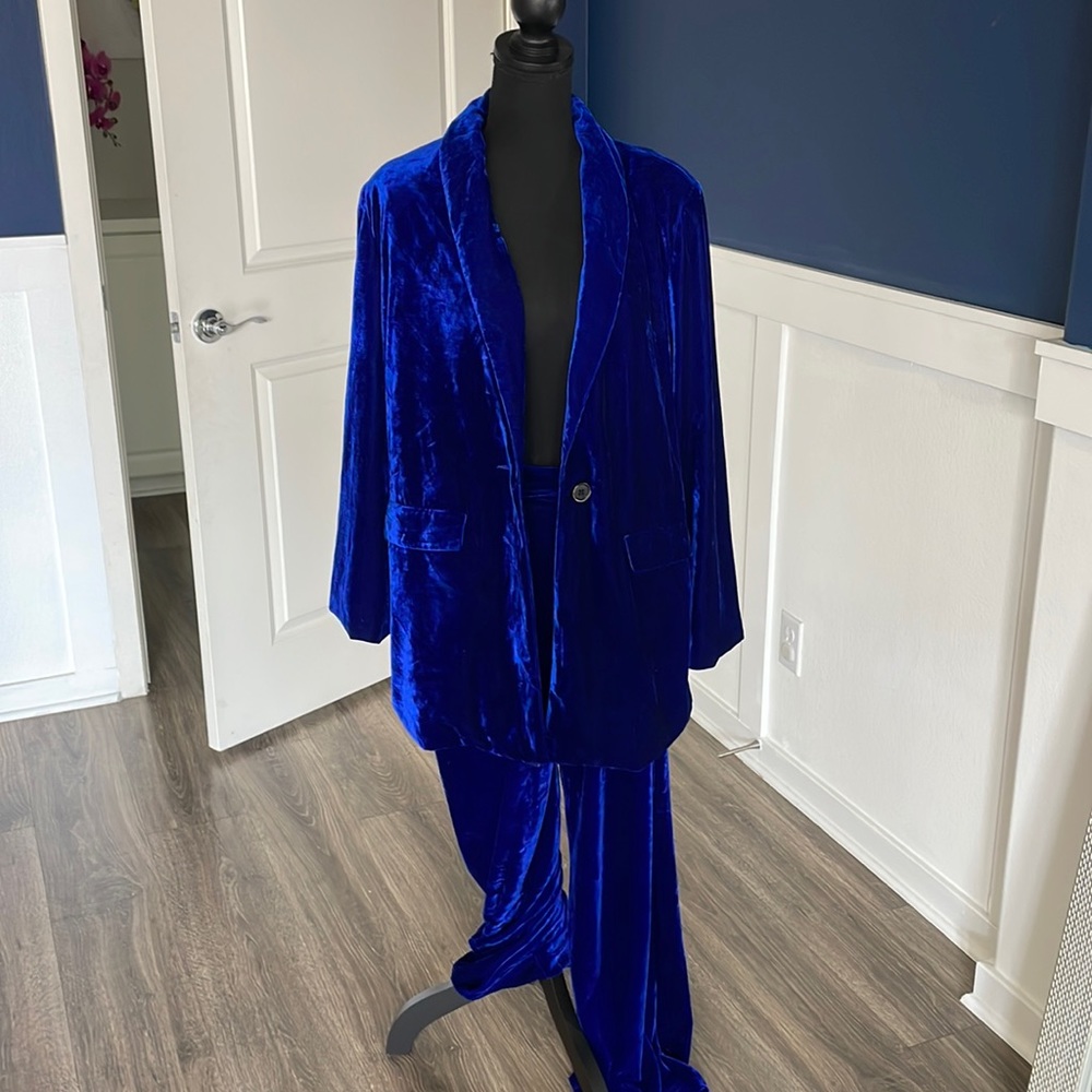 Velvet royal blue blazer and pant set!